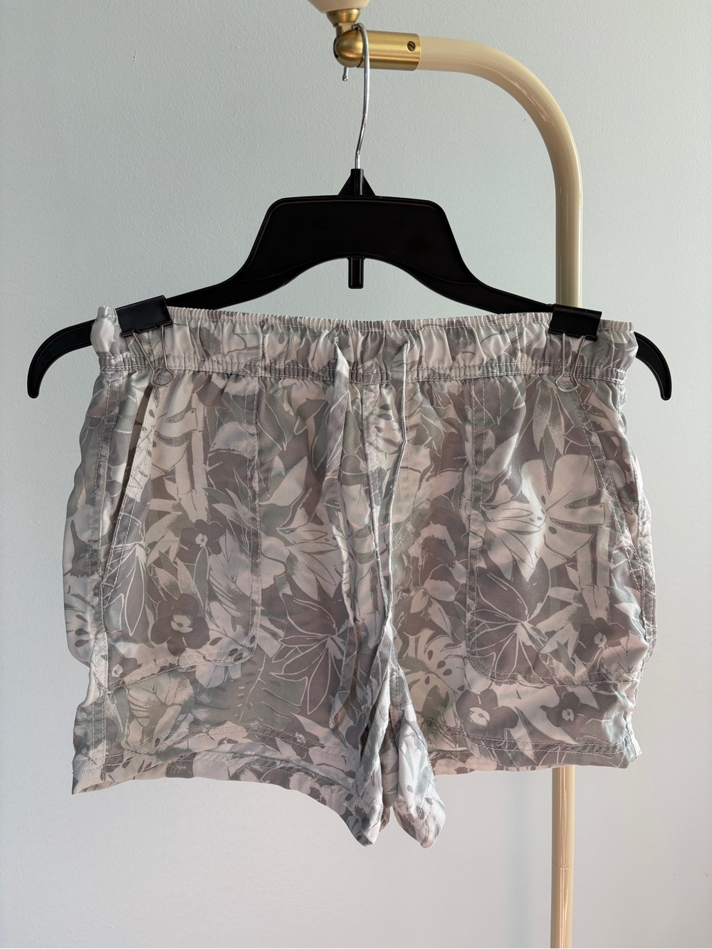 C&C California Gray & Cream Floral Elastic Waist Shorts